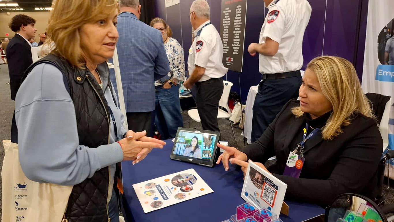 אוראל גלולה לפיד בדוכן התצוגה של JNF Expo