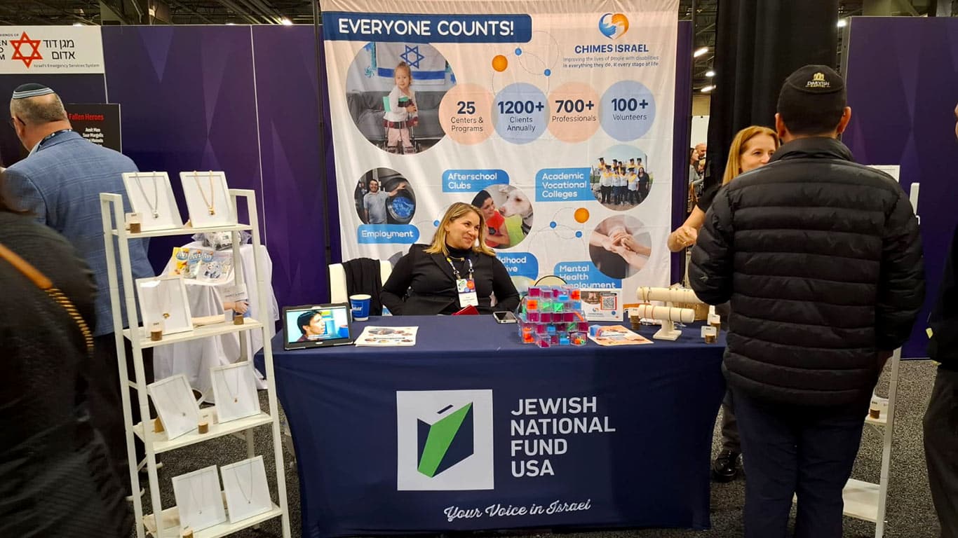אוראל גלולה לפיד בדוכן התצוגה של JNF Expo
